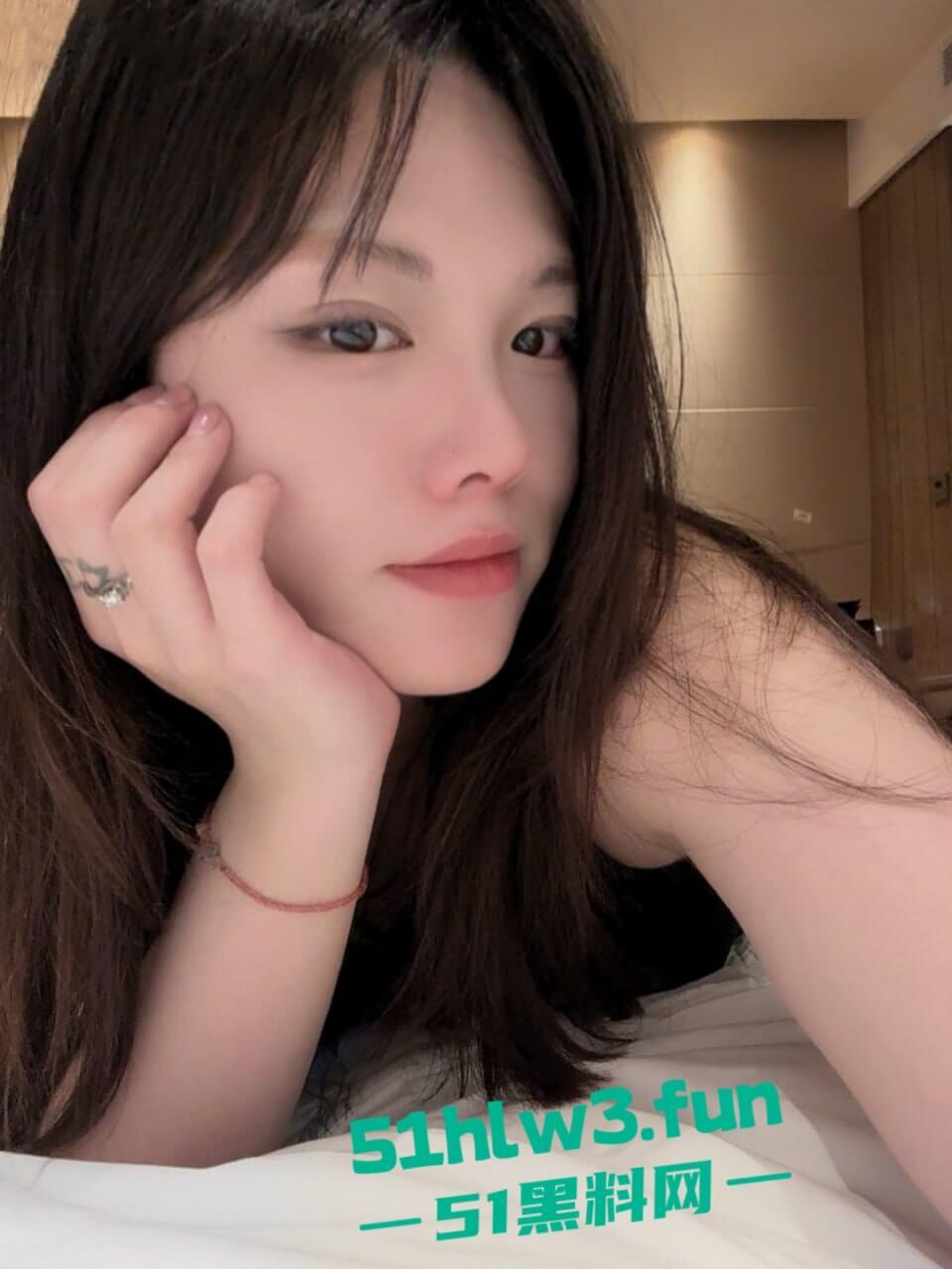 瓜友投稿酒吧撩骚颜值美女喝多了骚劲十足，醉酒后渴望大鸡巴带到酒店疯狂吃鸡眼神迷离吃得好香啊-4