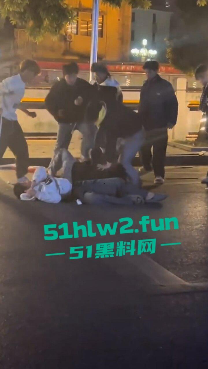 精神小伙街边斗殴为了女友逞面现场视频，骑电瓶车带人围殴一群人殴打两个人，目前几人已经被逮捕。-1