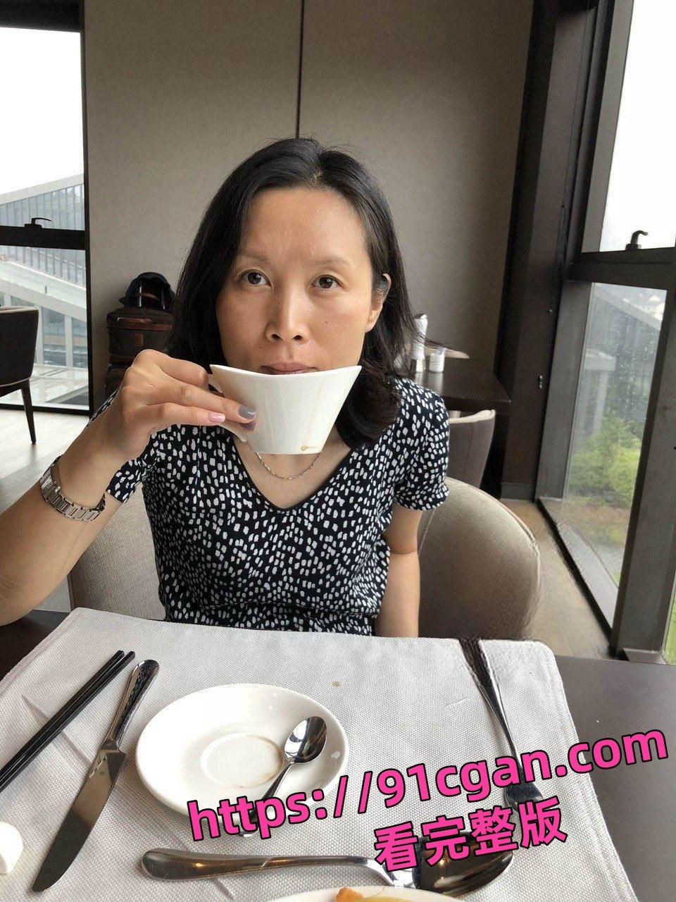 上海富婆专门包养185男模  喜欢SM 玩具被阿姨玩的很花！-4