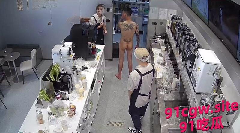 裸男持刀进入奶茶店 店员机智应对将其制服！-4