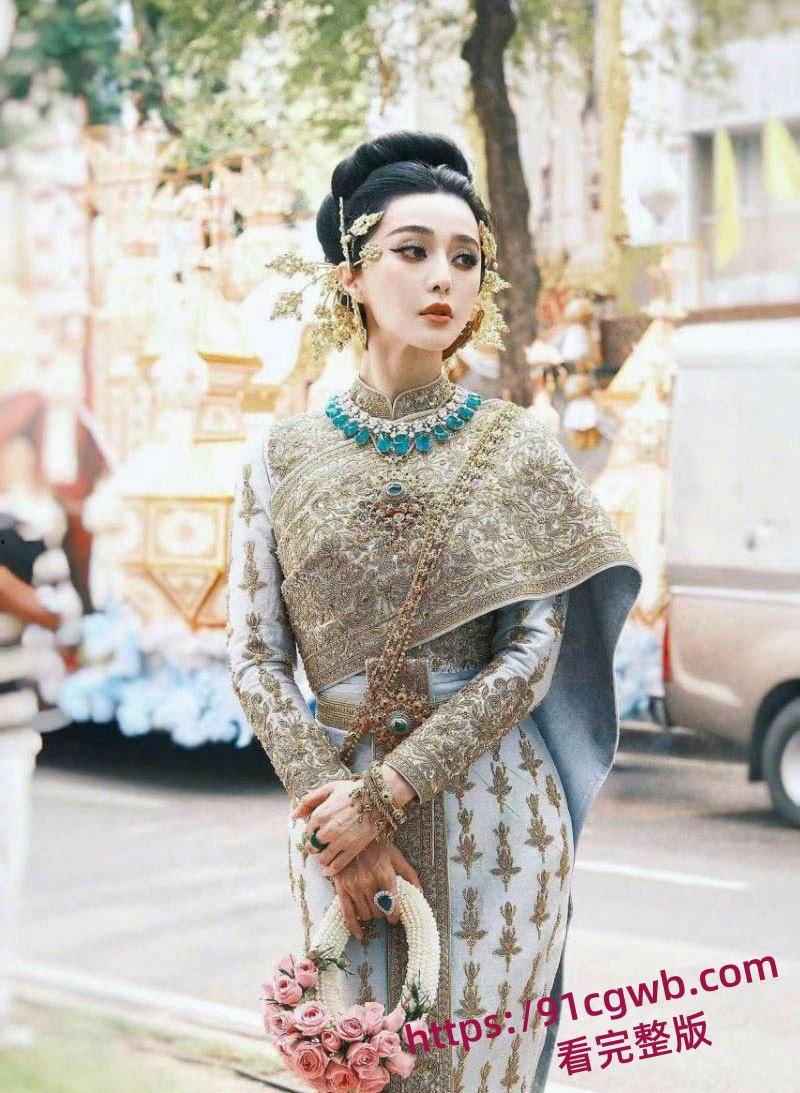 顶流巨星范冰冰现身马来西亚饭局，昔日影后沦落陪唱，独家视频揭秘心酸一刻！-1