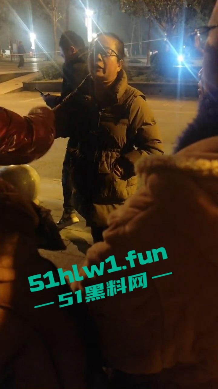 女人出轨男人怒砍情敌，既然都带走一个了，咋不顺手多带一个？反正是三人行的事！-1