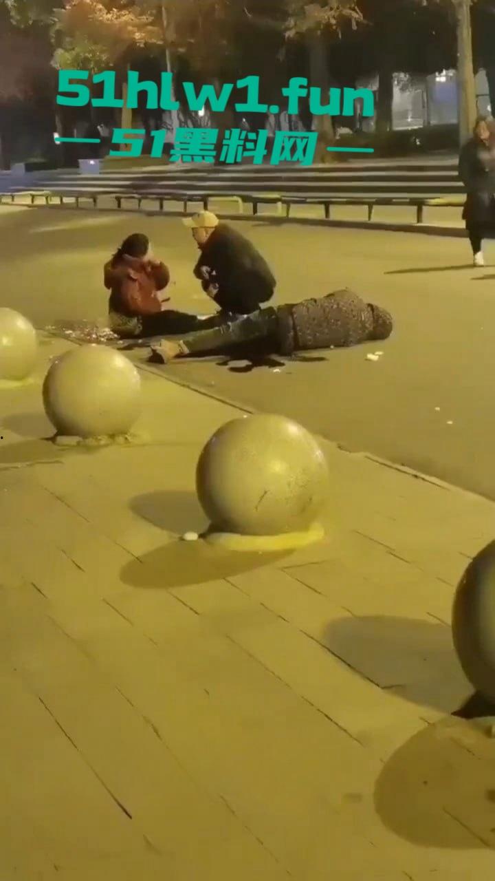 女人出轨男人怒砍情敌，既然都带走一个了，咋不顺手多带一个？反正是三人行的事！-4