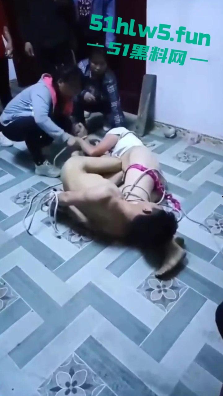 狠人捉奸现场，男子带家人捉奸竟将妻子和情人捆绑，这是要浸猪笼么绑人家属已被刑拘。-4