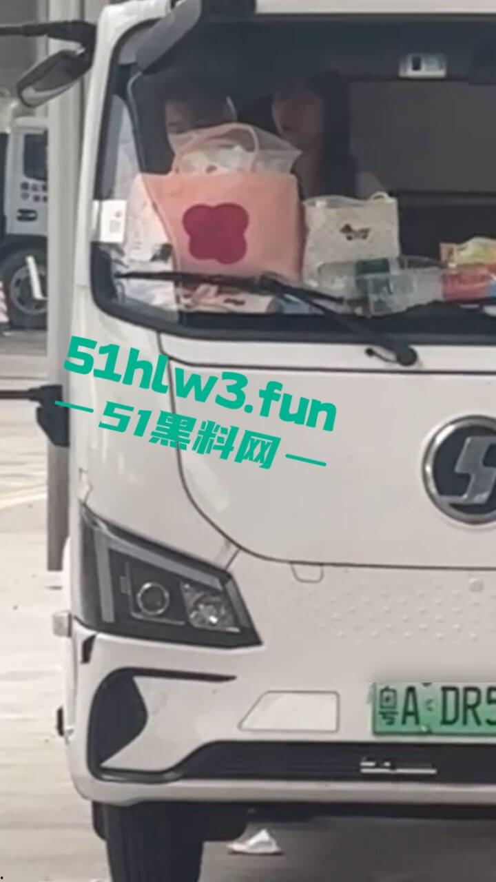 工地师傅叫鸡实录，塔吊大哥叫鸡高空做爱叫声响彻整个工地，又到货车上和司机车震玩的真刺激啊。-5