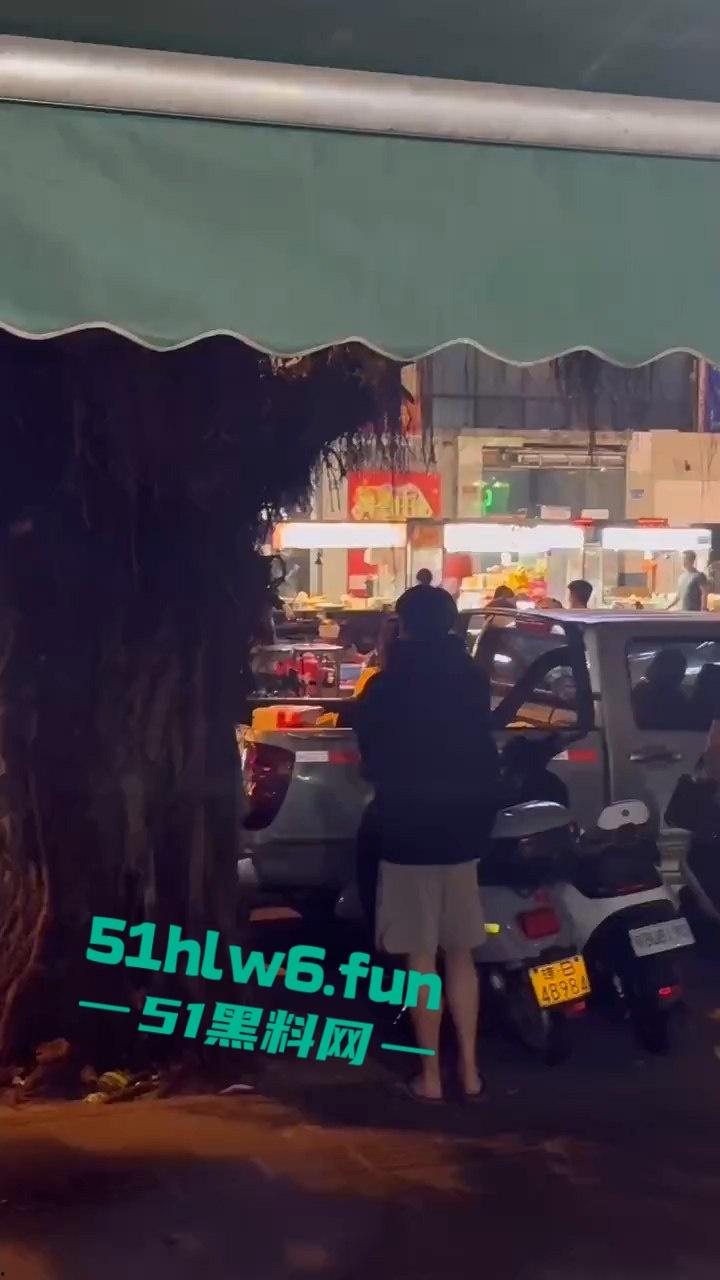 三亚港华夜市两摊主为争半米摊位持刀互砍，现场围观惨叫声惊悚起鸡皮。-2