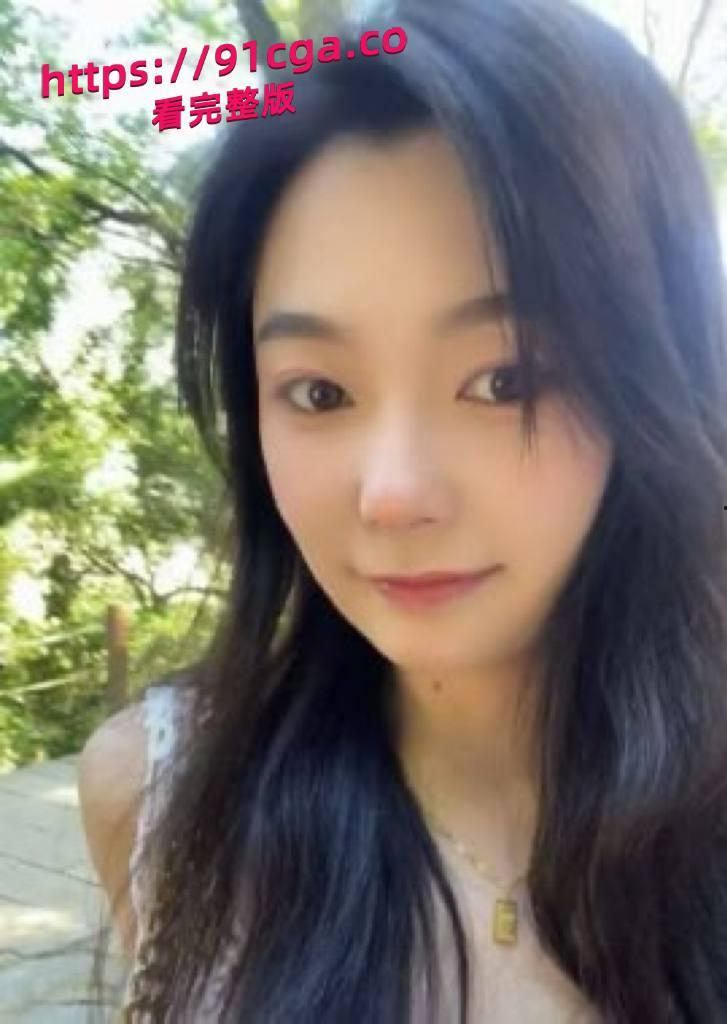 成都文职女王心萍，表面文静，实则暗藏惊人反差！已婚的她经常背着老公，偷偷与情人厮混，私生活糜烂不堪-1