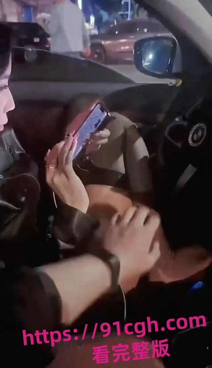 约炮夜店里的骚鸡是什么体验?鸡巴插进会全自动转圈 必须站起来蹬-1