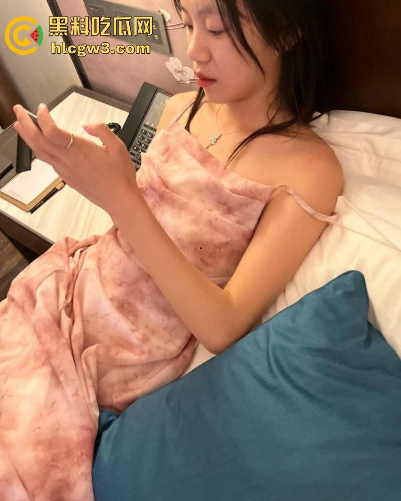 真实3p调教小奴四川成都大二女生【田思琪】骚话连篇跪舔肉棒 上操嘴巴下玩穴 前后夹击肏到晕厥还喊着不要停-3