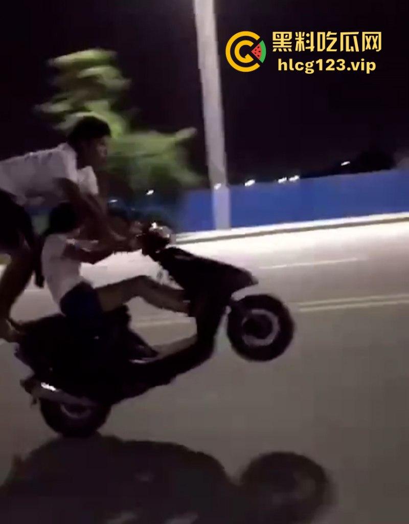 精神小伙带妹子“飙车炸街”耍帅  作死翘头致车祸 血腥现场视频流出！-2