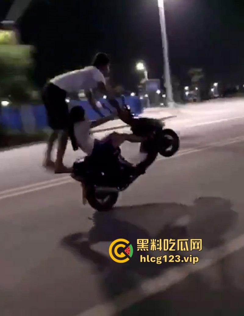 精神小伙带妹子“飙车炸街”耍帅  作死翘头致车祸 血腥现场视频流出！-3