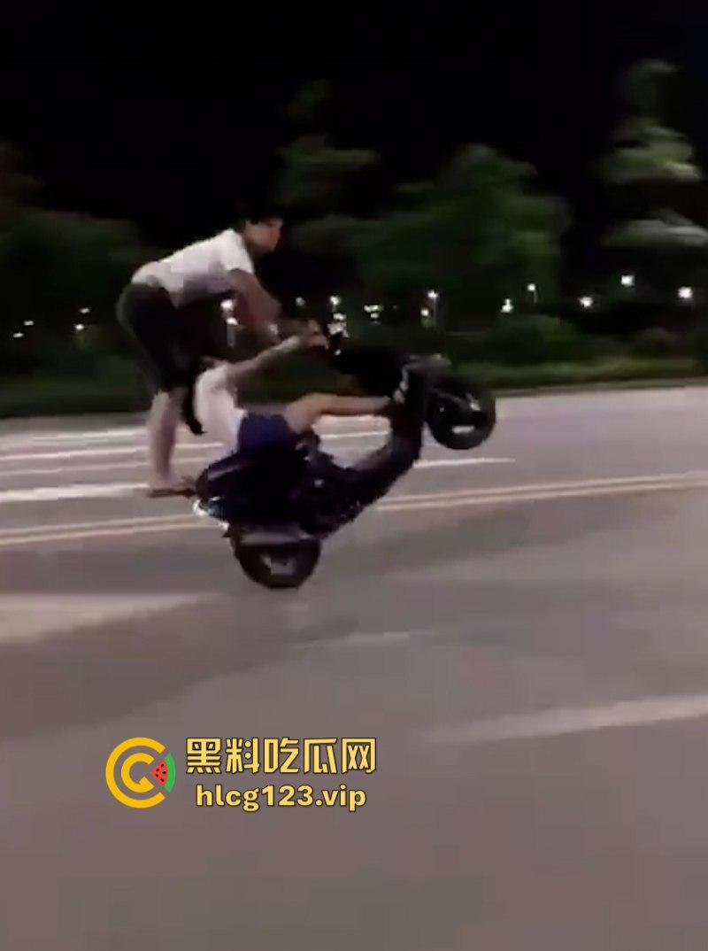 精神小伙带妹子“飙车炸街”耍帅  作死翘头致车祸 血腥现场视频流出！-5