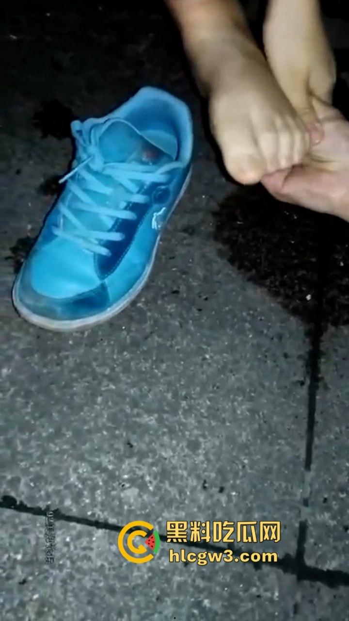 重口痴汉向清纯学生妹索要原味袜子 妹子被金钱诱惑在大庭广众下被舔脚40秒！-4