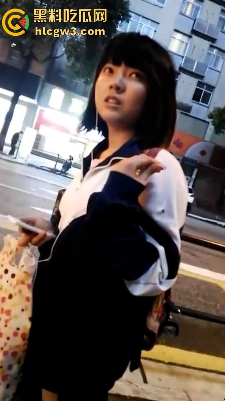 重口痴汉向清纯学生妹索要原味袜子 妹子被金钱诱惑在大庭广众下被舔脚40秒！-6