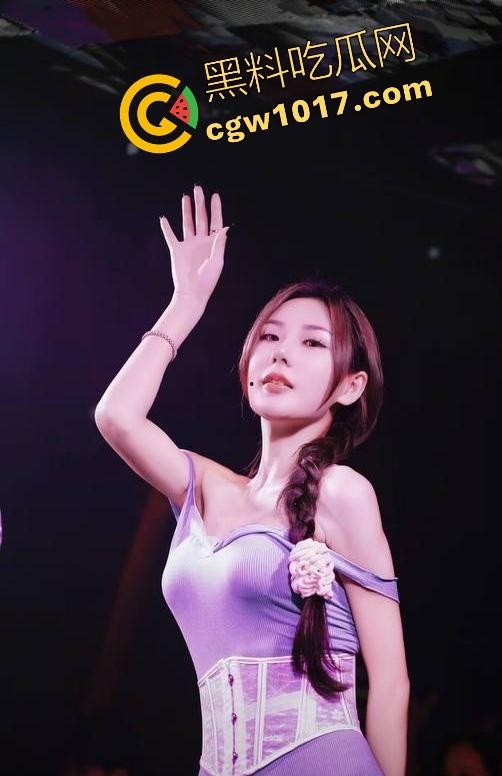 广州夜店女DJ真空打碟！不穿内裤上阵，边打碟边流淫水，收场时还随机挑选忠实听众酒店啪啪，难怪这么酒吧求着她去！-8