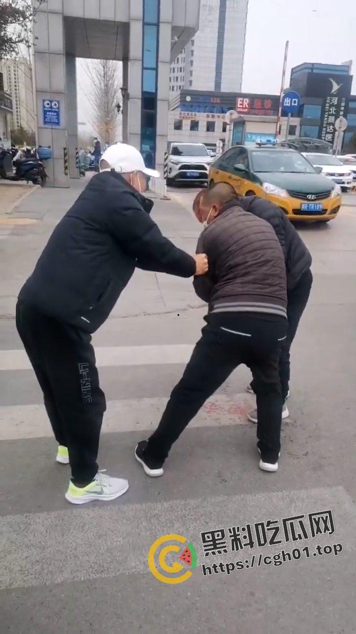 河北燕郊滴滴大战出租车！因为15元得单子出租车司机拿螺丝刀把滴滴司机脑袋捅烂 现场血腥画面流出-4