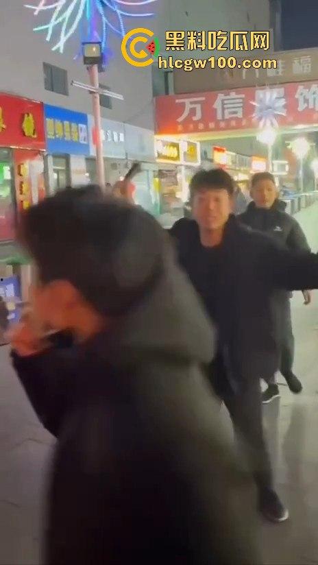 临沂精神小伙街头砍人，是报复社会？还是寻事报仇？再打进去了 飞机都打不了了。-1