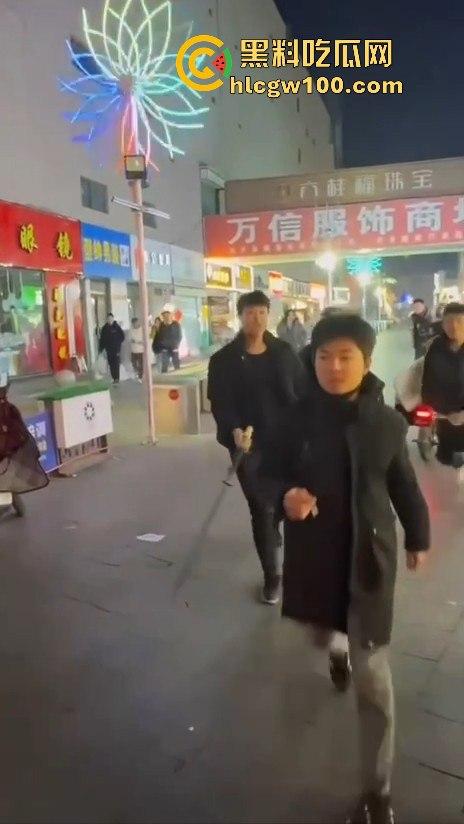 临沂精神小伙街头砍人，是报复社会？还是寻事报仇？再打进去了 飞机都打不了了。-3