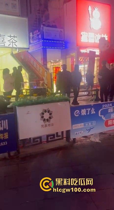 临沂精神小伙街头砍人，是报复社会？还是寻事报仇？再打进去了 飞机都打不了了。-7