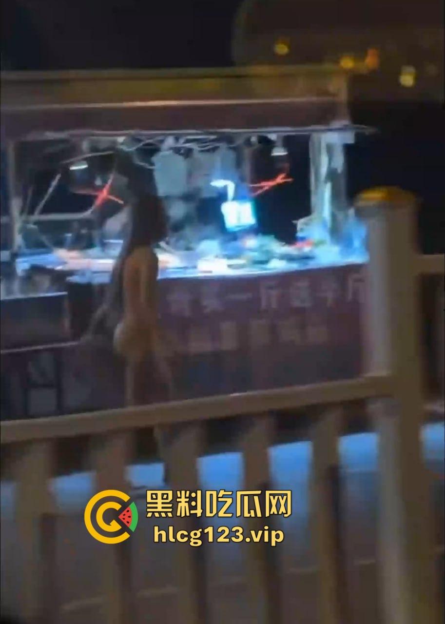 河北邢台快手网红吴媛媛吸毒后大街裸奔！性感长腿翘臀，精神小妹彻底玩嗨学狗爬行！-9