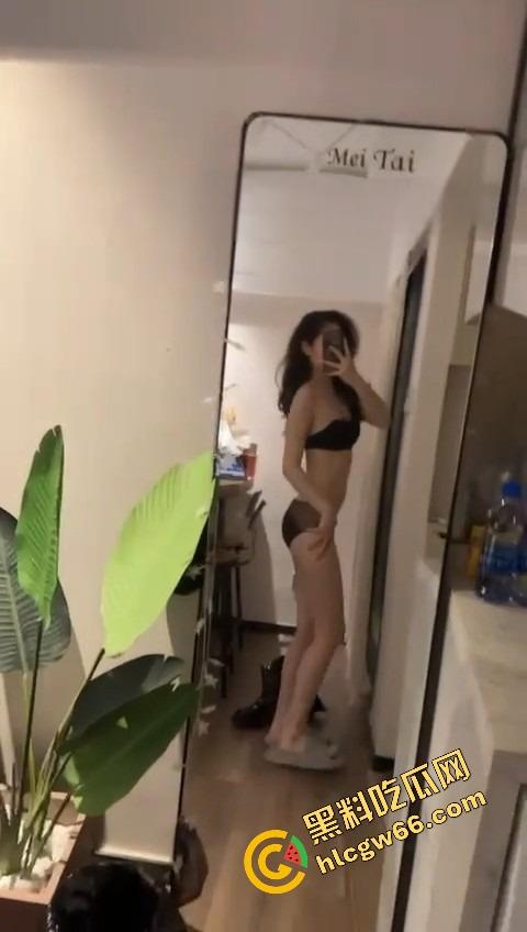 上海大学【刘蕾】穿女仆装被男友和兄弟轮番操翻，粉嫩肉穴夹得贼紧，叫声骚到想冲进去一起上！-18