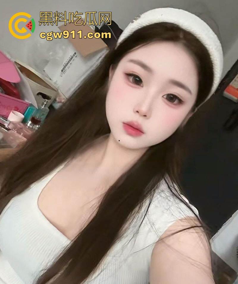 广州台球助教【秦文岚】知性优雅气质迷人，谁知私下反差拉满化身骚浪尤物，大奶翘臀镜前被金主掐脖后入爆操！-1