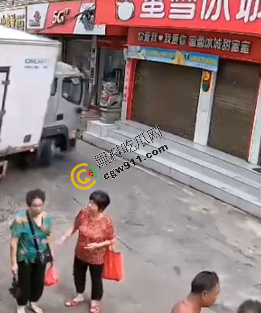 云南勐海惊现失控货车猛撞蜜雪冰城，司机身体严重内伤在地上哀嚎，现场惨烈不忍直视-1