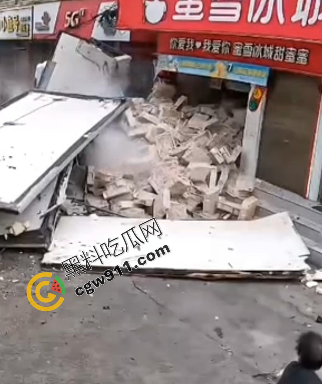 云南勐海惊现失控货车猛撞蜜雪冰城，司机身体严重内伤在地上哀嚎，现场惨烈不忍直视-3