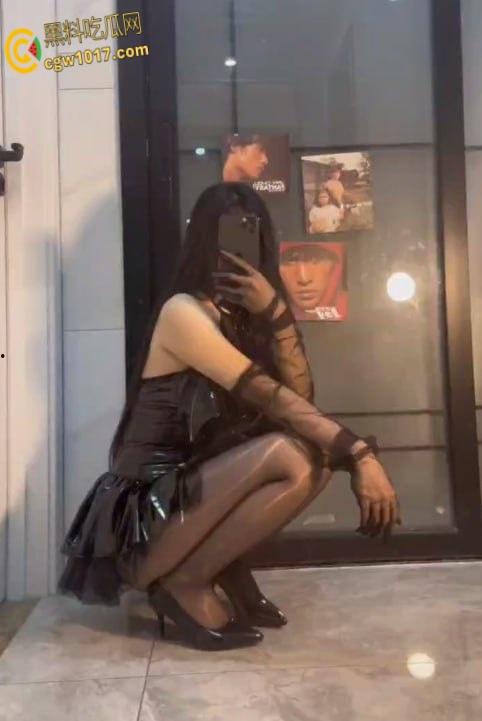 抖音网红【拒绝猪脚饭】，金主福利视频流出，掰逼道具骑乘自慰，喘息呻吟不断，假鸡吧真鸡巴来着不拒！-2