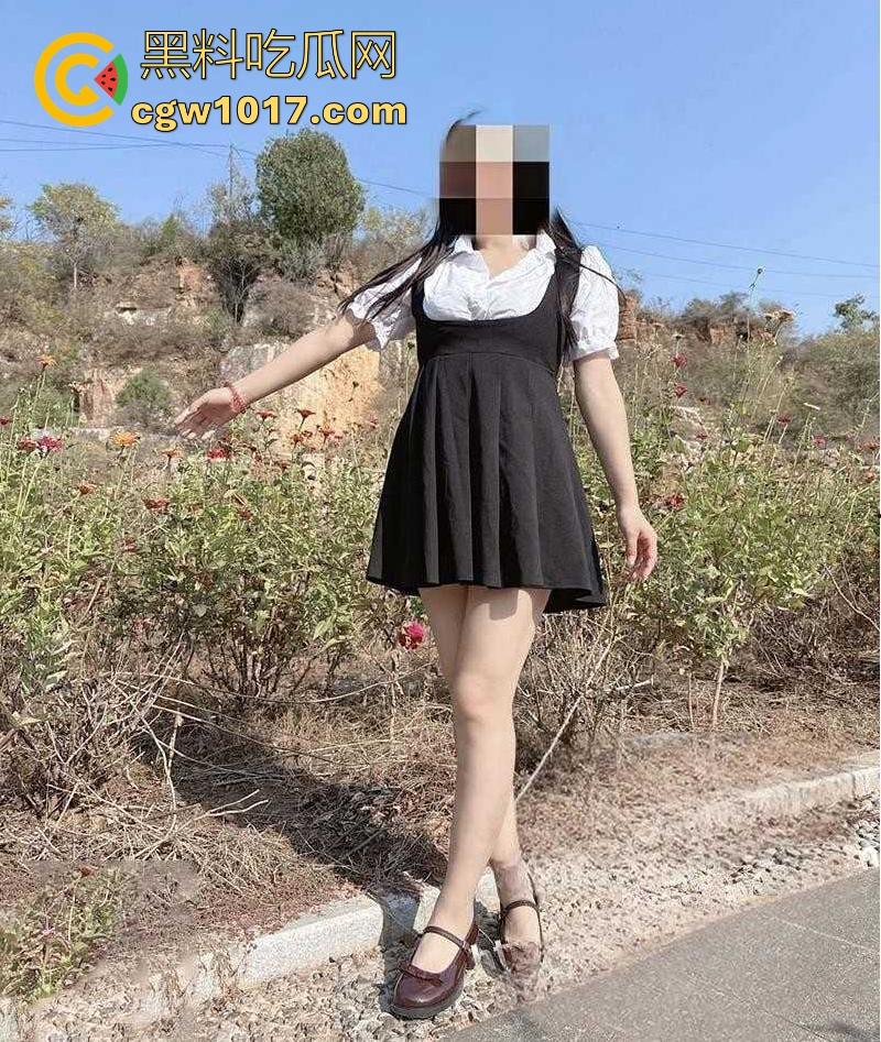 跟妹妹公园户外打野炮，撩起裙子就是操，无套后入刺激得不行，享受这种野外打炮带来的刺激感！-4