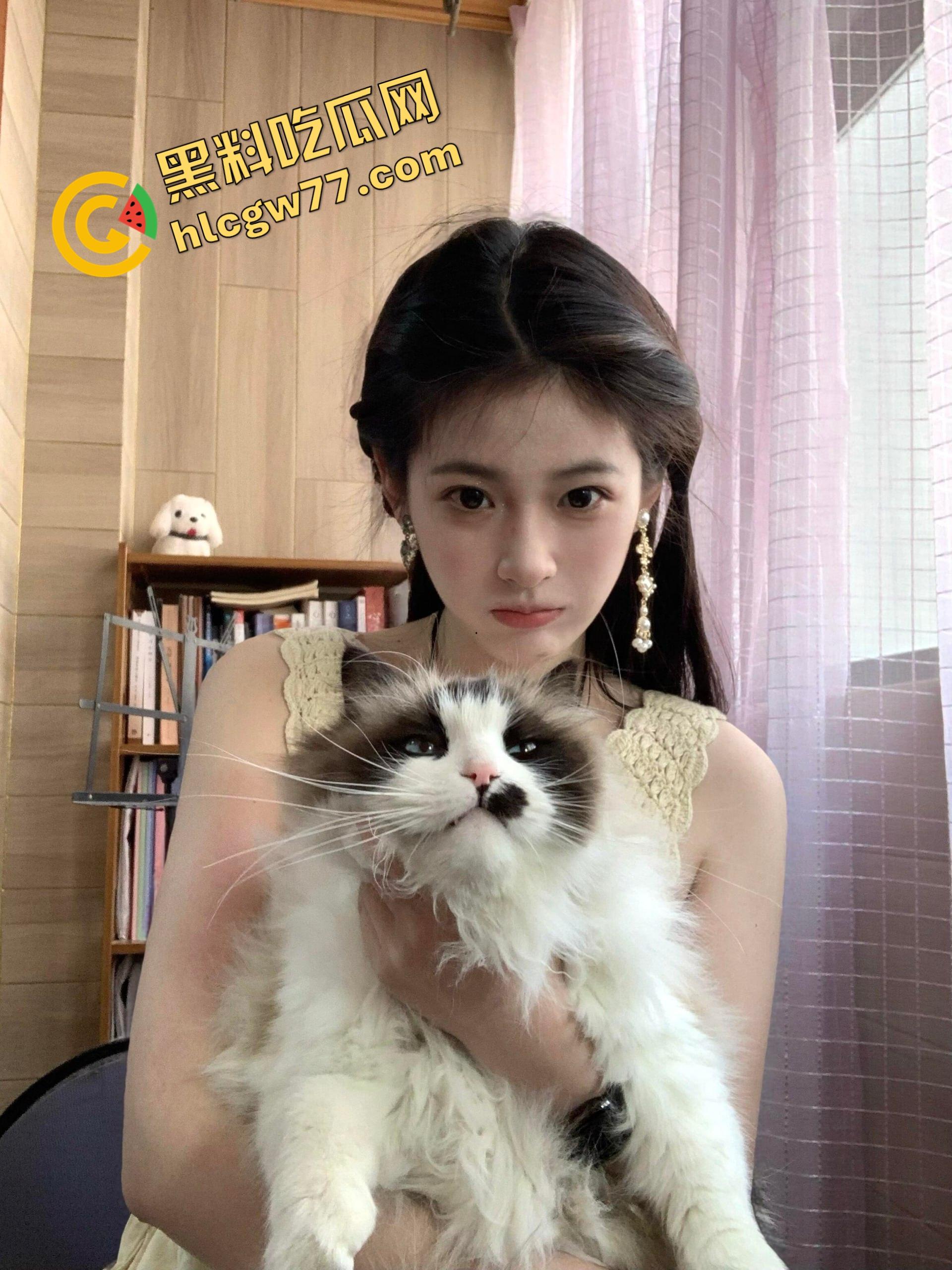 杭州『李雪莹』完成主人的任务，穿JK真空夹跳蛋，大街上五档起步，走到一半直接失禁边走边尿！-1