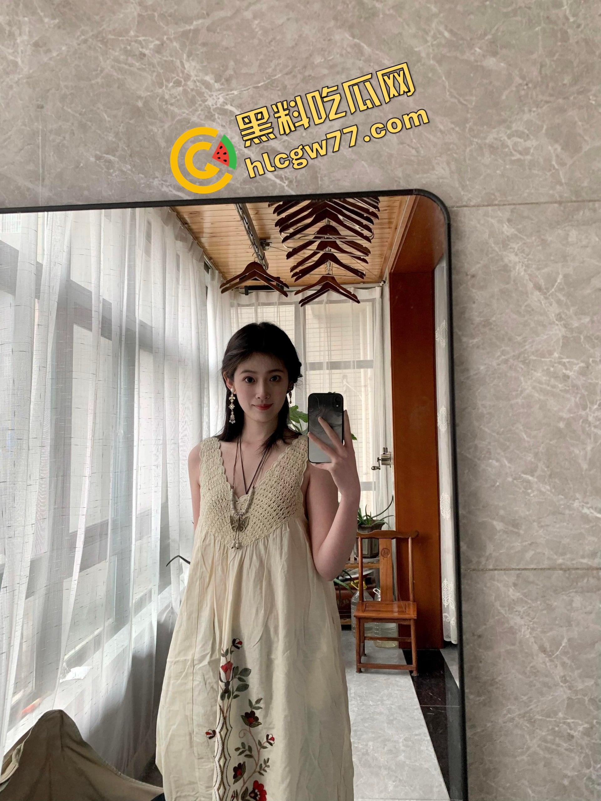 杭州『李雪莹』完成主人的任务，穿JK真空夹跳蛋，大街上五档起步，走到一半直接失禁边走边尿！-6