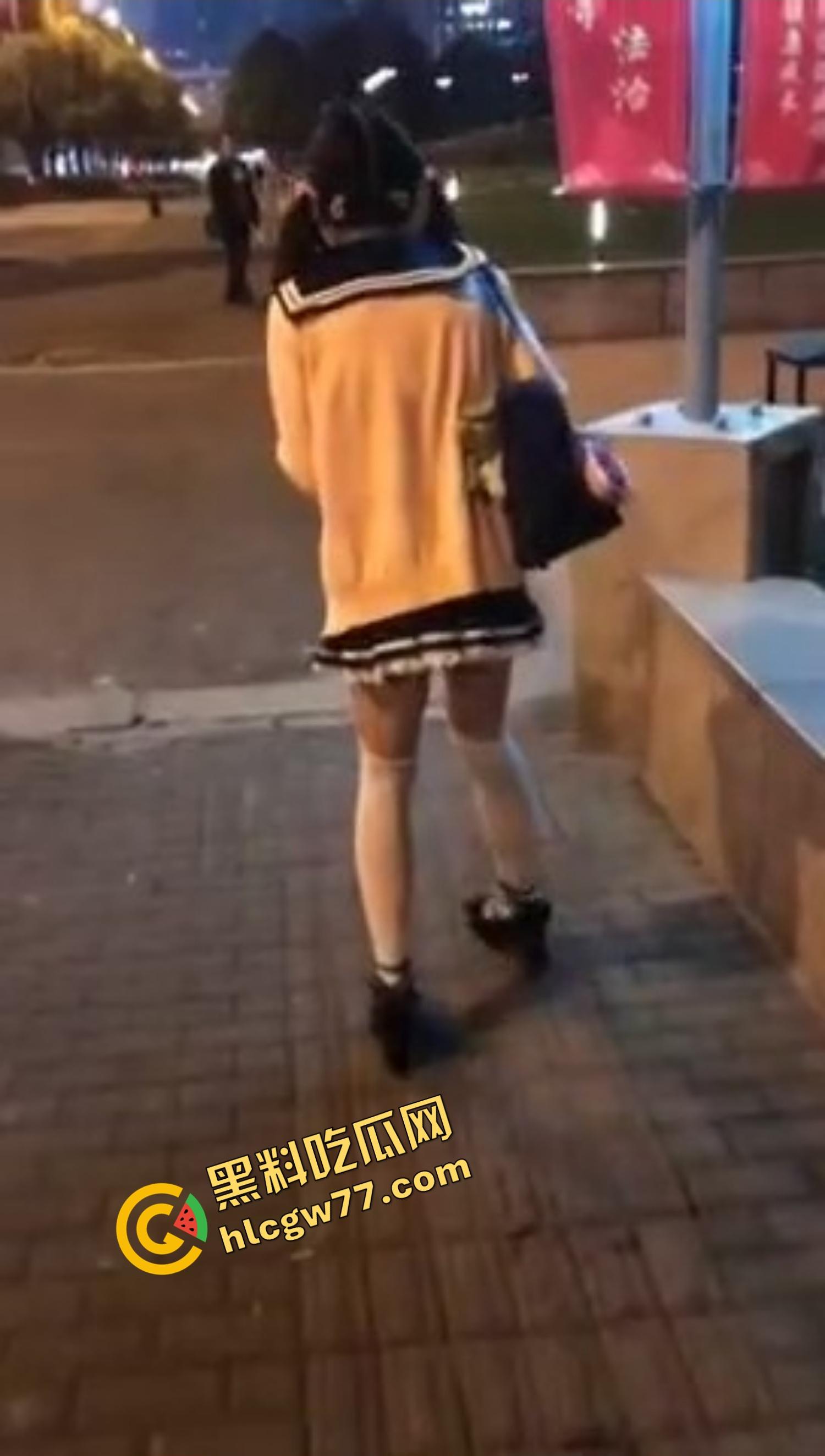 杭州『李雪莹』完成主人的任务，穿JK真空夹跳蛋，大街上五档起步，走到一半直接失禁边走边尿！-12