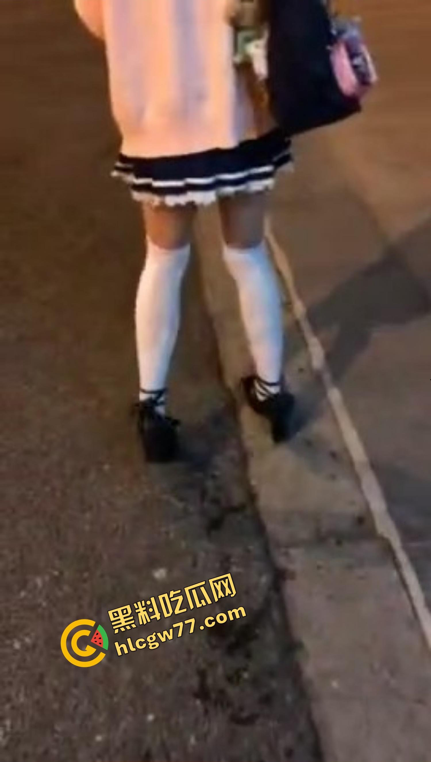 杭州『李雪莹』完成主人的任务，穿JK真空夹跳蛋，大街上五档起步，走到一半直接失禁边走边尿！-14