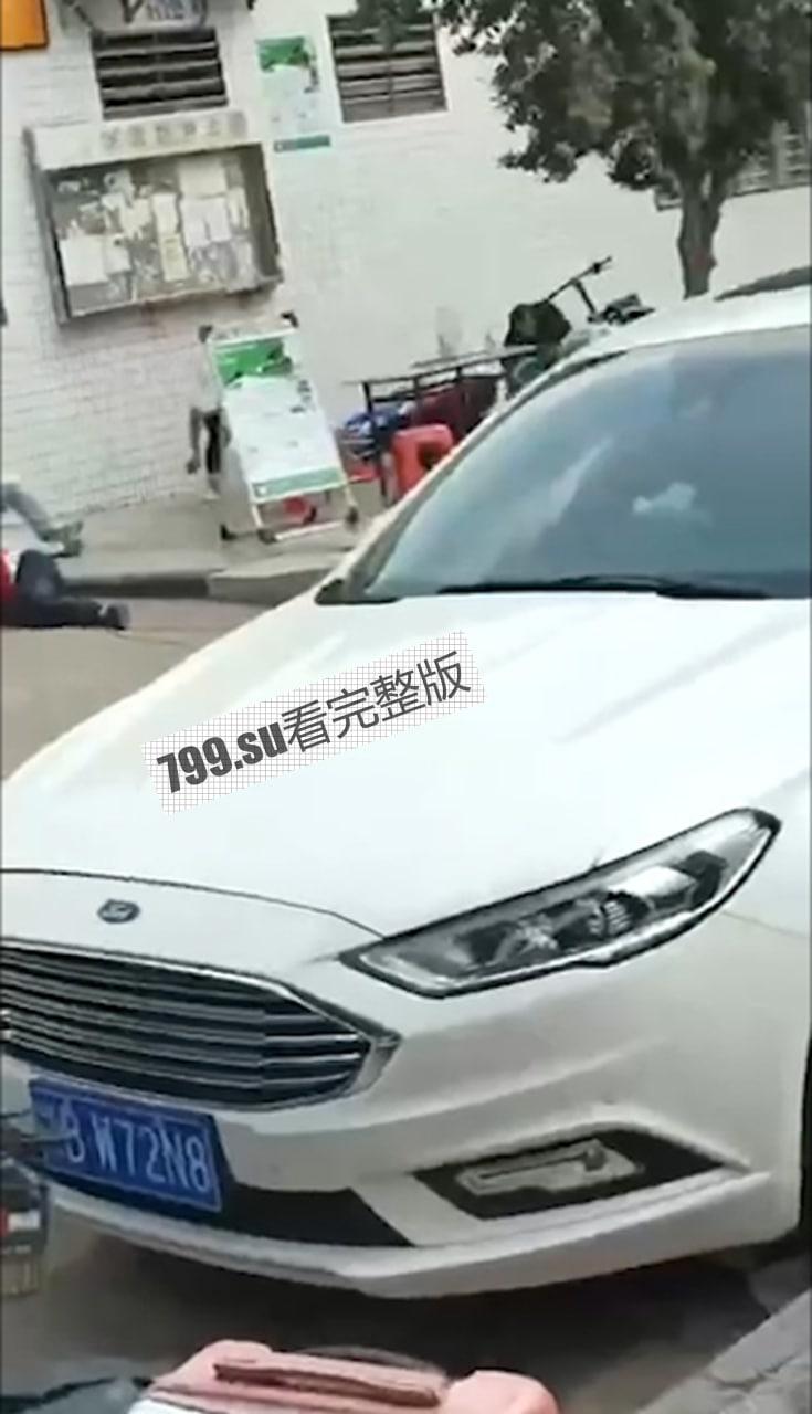 东莞 长安镇上角社区 猛男遇到黑主管 1 杀 4 现场视频曝光-9