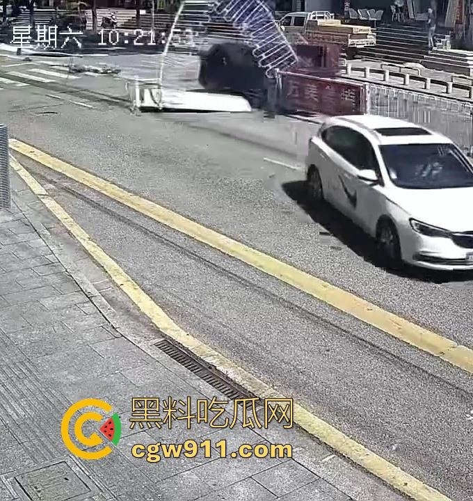 湖南张家界永定街道龙城街惊现恐怖车祸，现场撞死一男一女，现场极其惨烈，小心驾驶，珍惜生命！-5