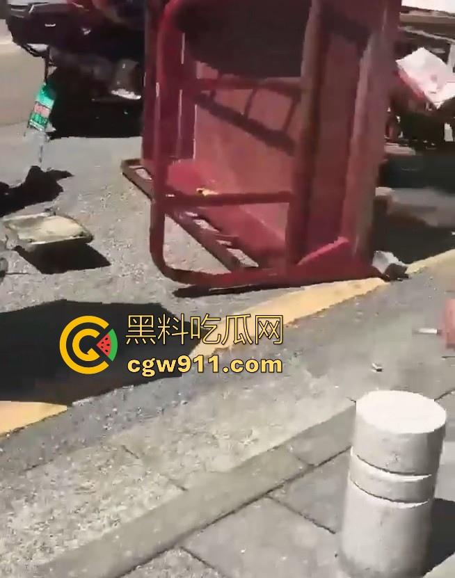 湖南张家界永定街道龙城街惊现恐怖车祸，现场撞死一男一女，现场极其惨烈，小心驾驶，珍惜生命！-6