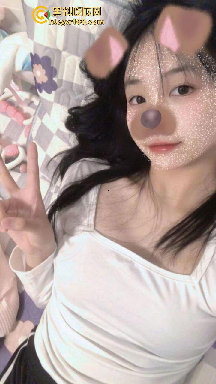 南京传媒学校校花【刘思思】调教视频曝光，欲求不满的母狗校园公交车大大颠覆了以往的形象-1