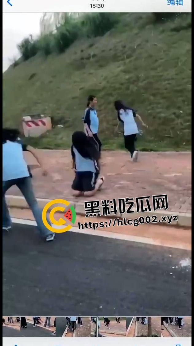 南宁良庆大道校园霸凌原版视频 围殴小女孩还把衣服全脱了  一群畜生啊-3
