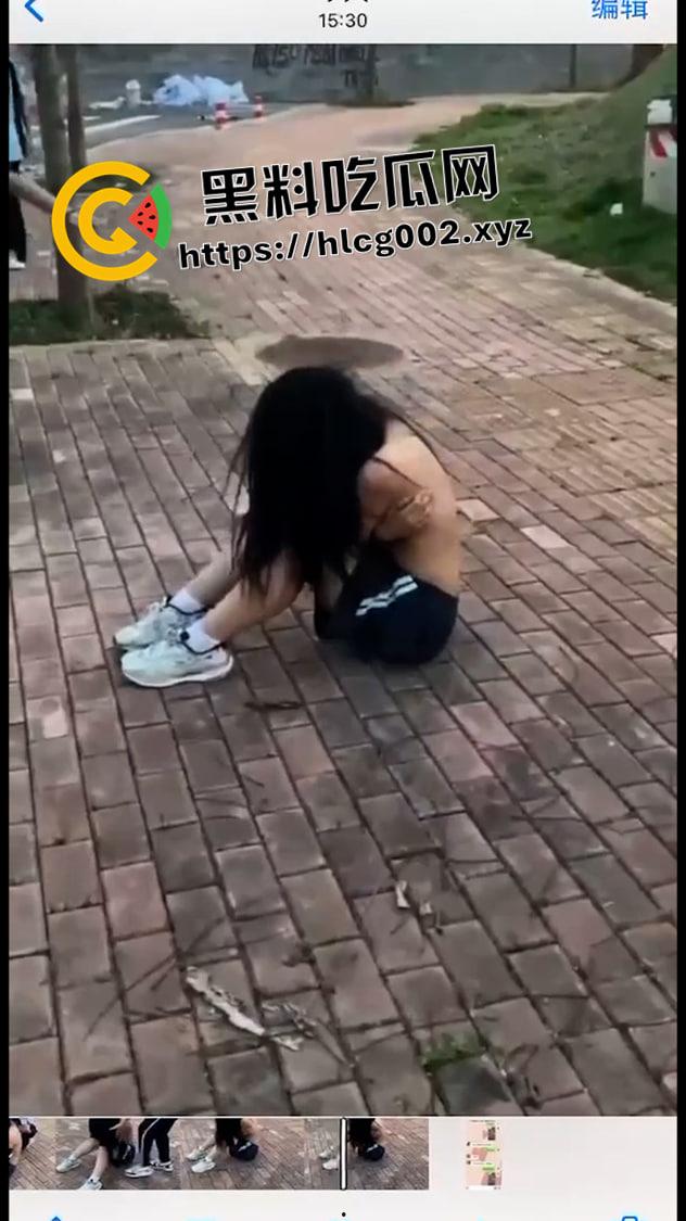 南宁良庆大道校园霸凌原版视频 围殴小女孩还把衣服全脱了  一群畜生啊-5