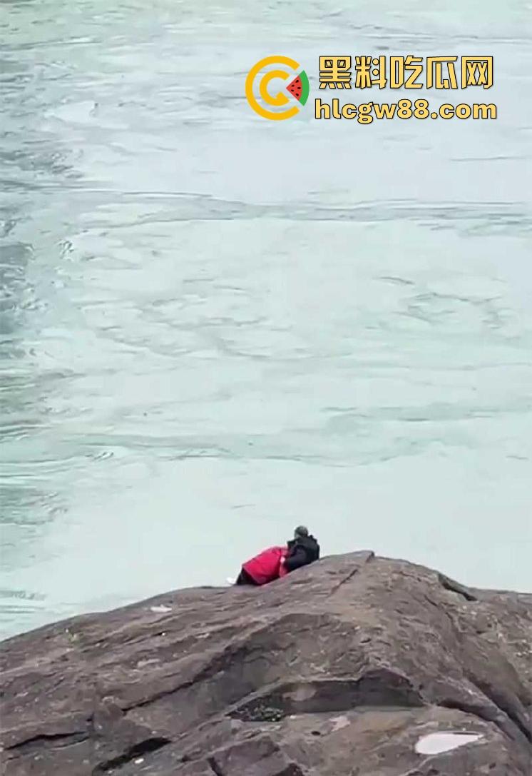 重庆大爷大妈户外河岸边激情野战 大妈俯身口爆 玩的是真花啊 这程度丝毫不输年轻人！-7