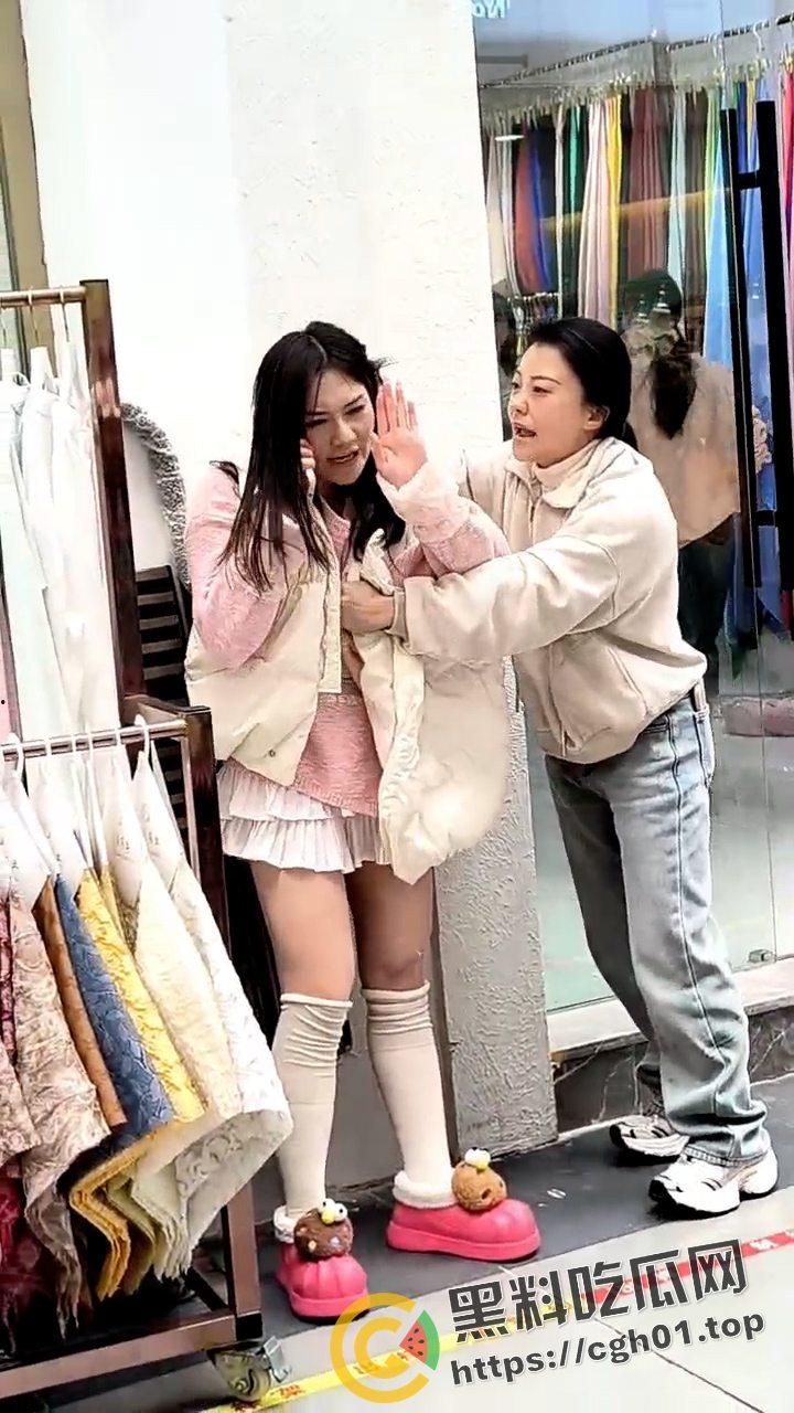 绍兴柯桥区市场捉奸大战 风韵犹存的原配大战正当妩媚的小三 是什么样的男人能操这两个逼-3