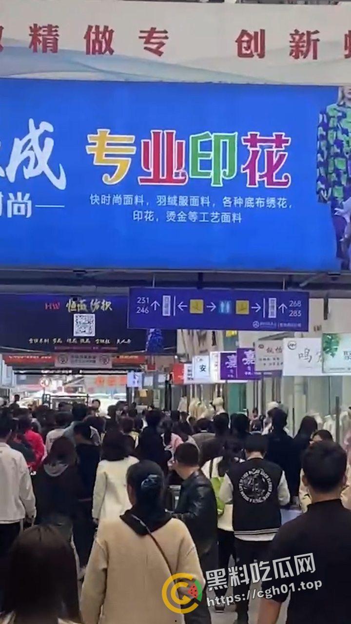 绍兴柯桥区市场捉奸大战 风韵犹存的原配大战正当妩媚的小三 是什么样的男人能操这两个逼-5