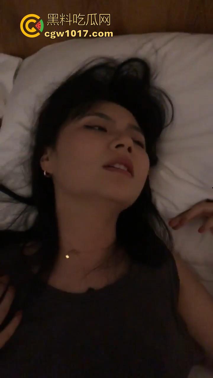 醉酒带回极品美女，一开始还抗拒插入，大鸡巴塞进去了瞬间老实，狂插到底淫水直流，怎么能这么骚啊！-3