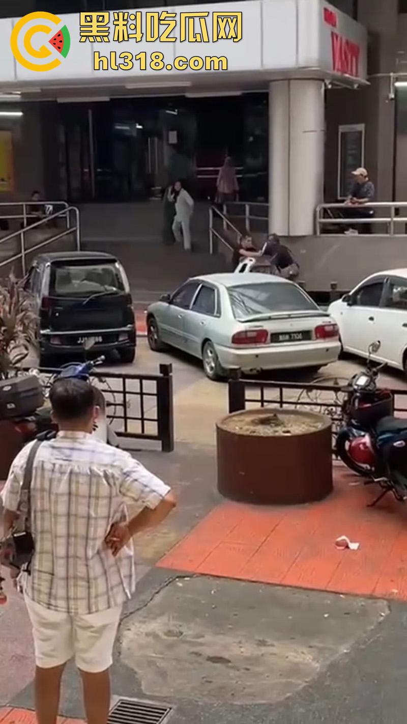 马来西亚醉酒刀仔砍人，新山市惊现醉酒汉，一言不合当街掏刀砍人 ，还涉嫌吸毒，目前已被逮捕！-1