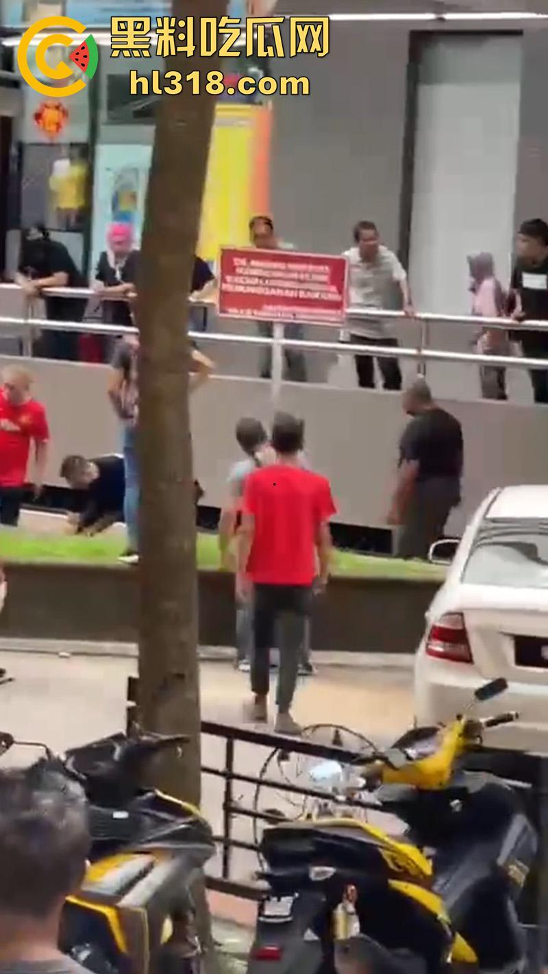 马来西亚醉酒刀仔砍人，新山市惊现醉酒汉，一言不合当街掏刀砍人 ，还涉嫌吸毒，目前已被逮捕！-7