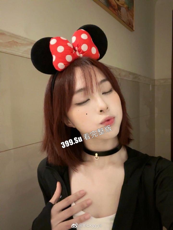 抖音200万粉 #VC #vickyyyii 舞蹈区搞笑博主的微密圈付费内容 没想到抖音里经常出现家人  也抵不住金钱的诱惑开始卖骚了-10