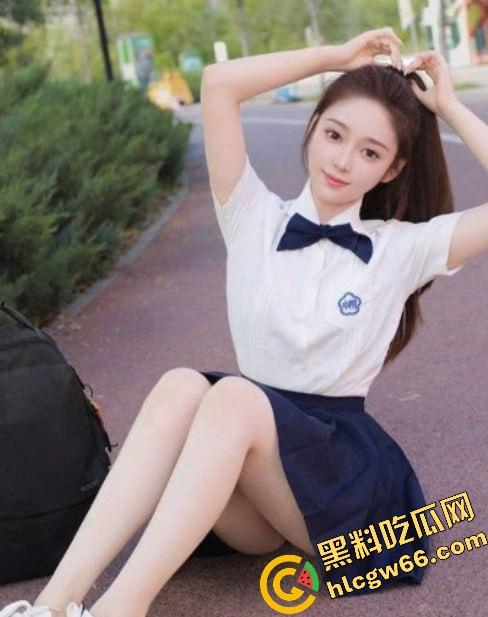 四川大学锦江学院舞蹈系校花『罗钰爽』白丝上阵，趴地上给评委爆插粉嫩小穴，老师操我一次不够！-1