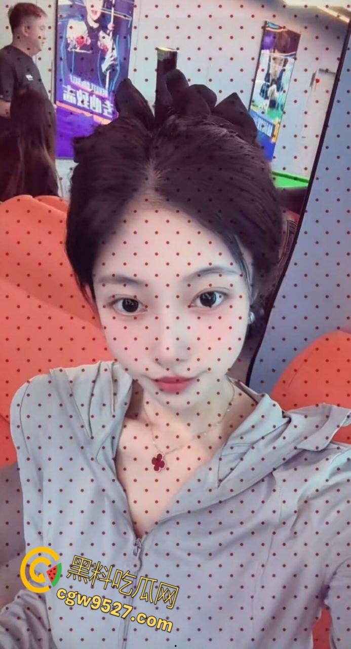 长沙师范大学【徐雯雯】，与前任约炮被男友发现，性感美腿白的发亮，嘴叼内裤淫骚自慰，娇喘呻吟无比诱人！-2