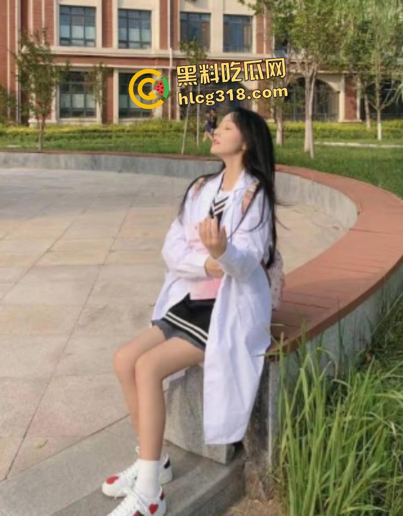 齐鲁医药学院大三张佳薇反差骚鸡！乖女床上被男友扣逼猛操，大鸡巴塞满爽翻！-1